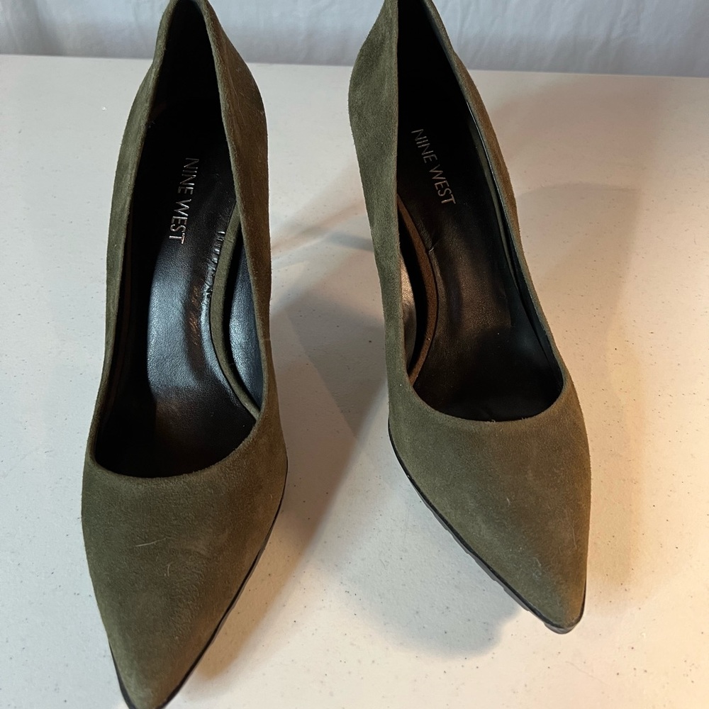 NIN WEST hunter green suede heels. Size 9M. NEW without box.